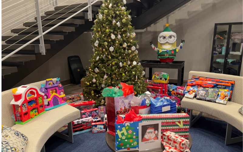 MEC Spreads Holiday Cheer thumbnail