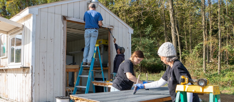 MEC employees volunteering