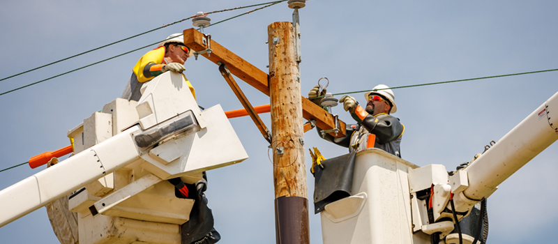 MEC linemen making repairs