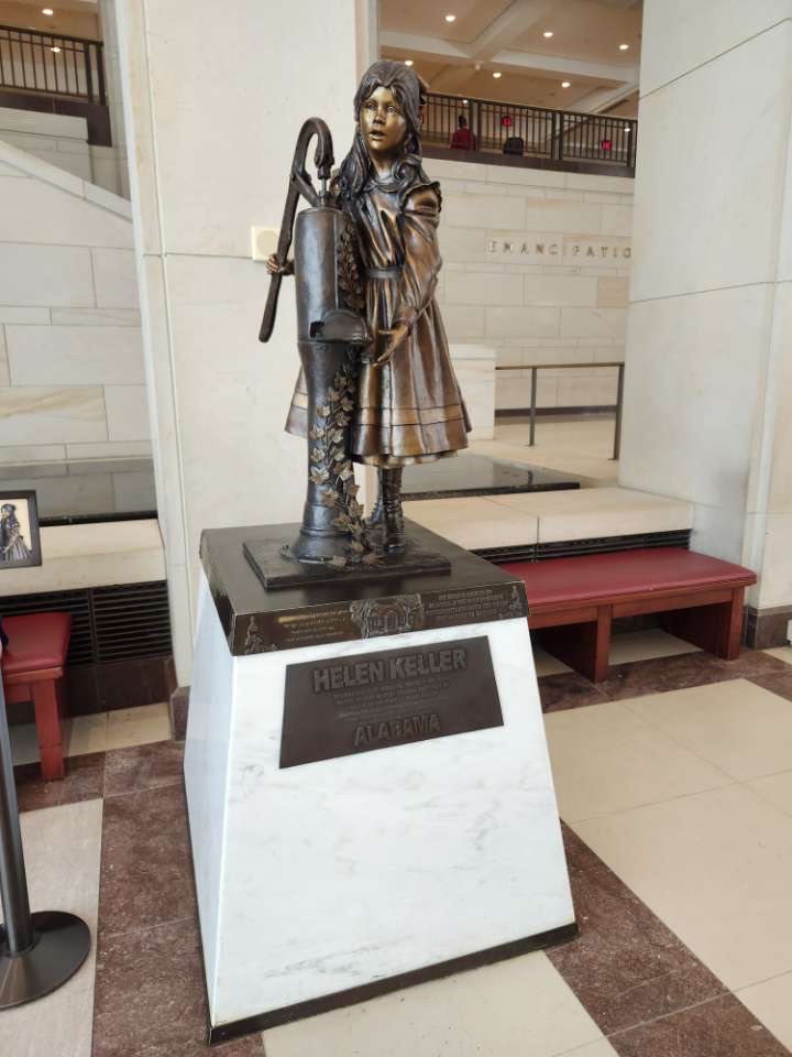 Photo of Hellen Keller's statue