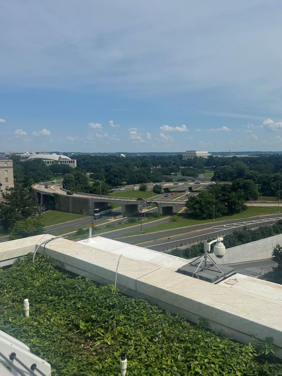 Photo of the Lincoln Memorial from afar